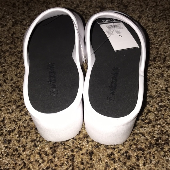WILD DIVA | size 5 white faux leather platform slides - Picture 5 of 5